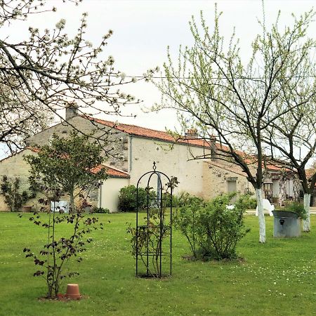 Geay  Du Cote De L'Ombriere B&B 외부 사진