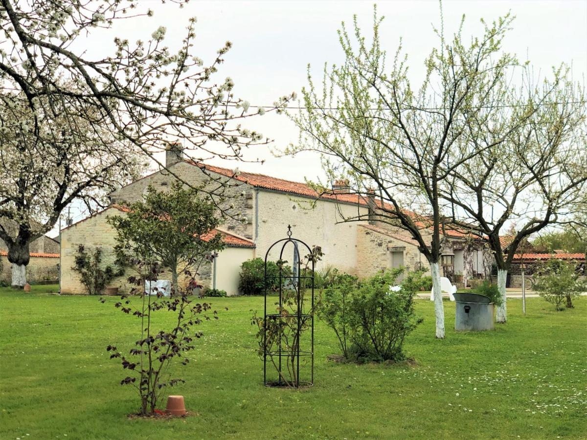 Geay  Du Cote De L'Ombriere B&B 외부 사진