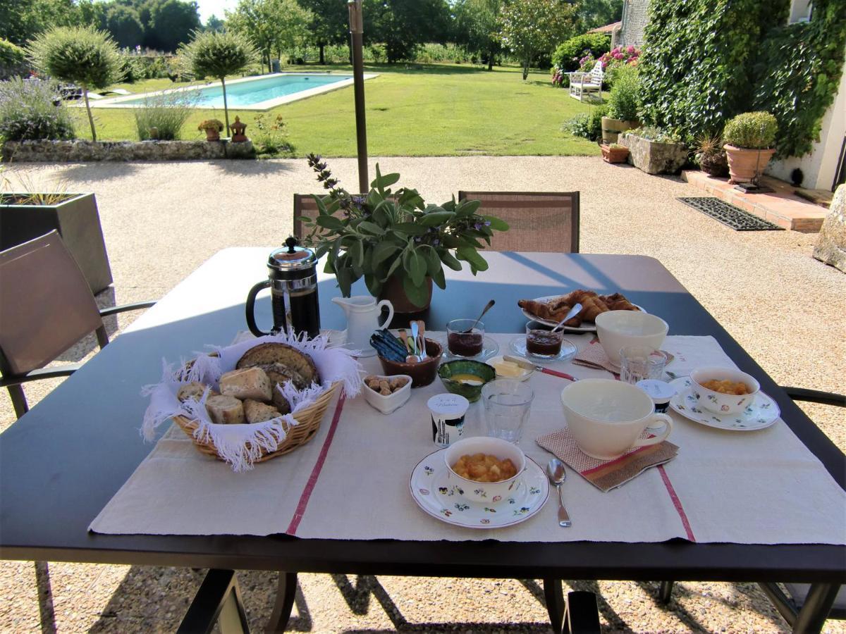 Geay  Du Cote De L'Ombriere B&B 외부 사진